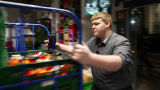 Warenanlieferung in einem Freiburger Supermarkt