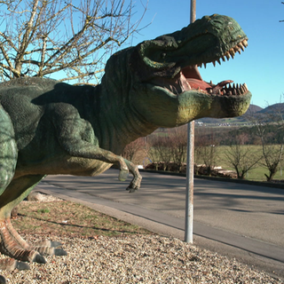 2,30 Meter großer und 4 Meter langer T-Rex steht vor dem ehemaligen Schleich-Firmengebäude in Schwäbisch Gmünd.