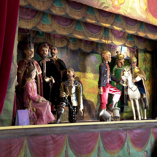 Marionetten in einem Puppentheater.