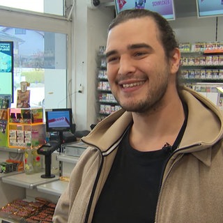 Ein Tankstellenmitarbeiter in der Tankstelle