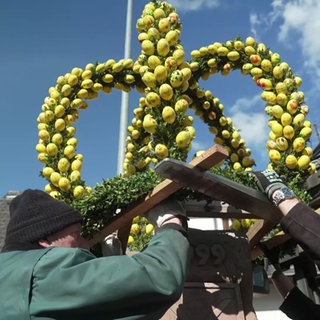 Eine Skulptur aus gefärbten Ostereiern