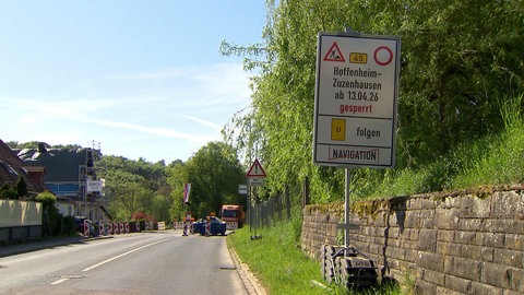 Ein Baustellenschild, was auf die B45-Sperrung zwischen Zuzenhausen und Hoffenheim hinweist, steht am rechten Straßenrand.