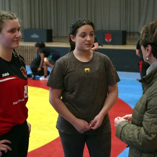Sonja Faber-Schreklein besucht die Ringer in Ebersbach. Sie spricht mit zwei jungen Ringerinnen.