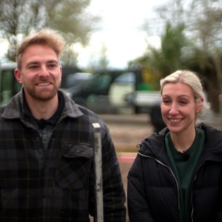 Peter und Silke Rombach haben ein ehemaliges NATO-Tanklager in eine Ferienlocation umgebaut. Sie stehen auf der Baustelle.