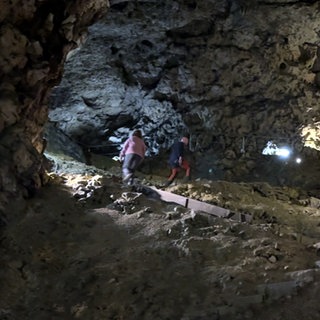 Zwei Besucher in der Unesco-Welterbe-Höhle Hohle Fels bei Schelklingen