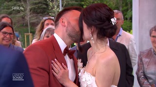 Alicia und Matthias Aißlinger küssen sich bei ihrer Trauung.