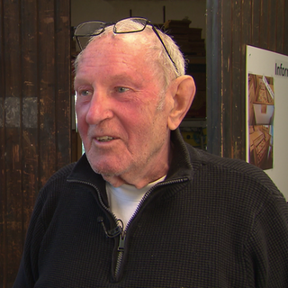 Christian ist 83 und steht vor seinem neu eröffneten Paketgeschäft.