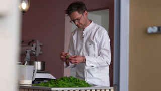 Patissier Johannes Dilger macht Fichtensprossen-Eis.