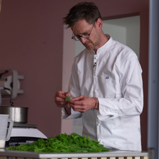 Patissier Johannes Dilger macht Fichtensprossen-Eis.