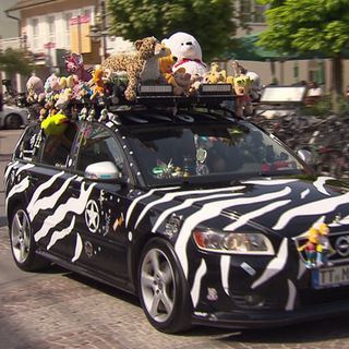 Ein Auto dekoriert mit Plüschtieren.