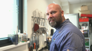 Grillmeister Ralf Ahrens steht in seiner Küche.