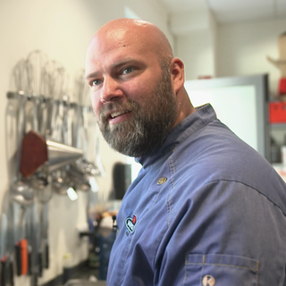 Grillmeister Ralf Ahrens steht in seiner Küche.