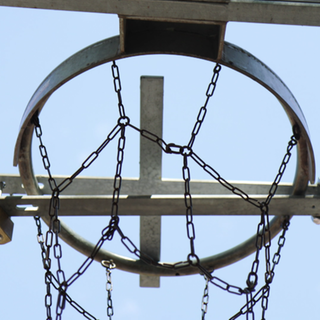 Metallkralle auf einem Basketballkorb.