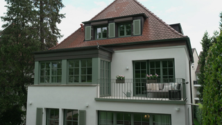 Außenansicht eines Kaffeemühlenhauses.