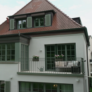 Außenansicht eines Kaffeemühlenhauses.