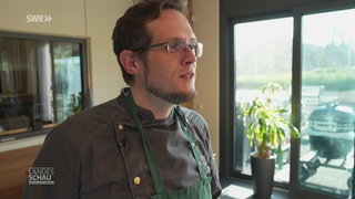 Ein Mann ist zu sehen, der das Grillseminar leitet.