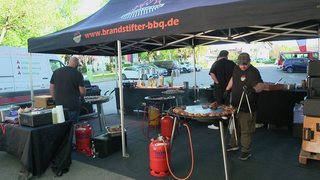Die "Brandstifter" kümmern sich um das Catering auf einem Feuerwehrfest.