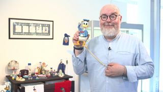 Sammler Martin Wacker mit einer Donald Duck-Figur