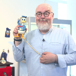 Sammler Martin Wacker mit einer Donald Duck-Figur