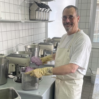 Marco Bertazzoni bei der Eisherstellung.