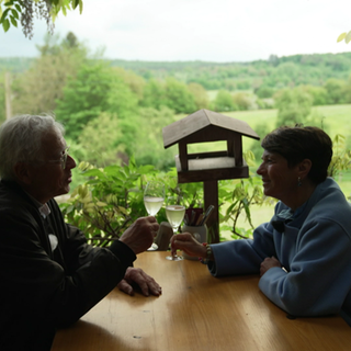 Sonja Faber-Schrecklein ist in Pfinztal und stößt mit einem Wein mit Hans Weiß an.