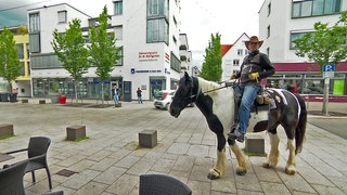 Gerhard Knauer reitet mit seinem Pferd Sancho Pancho durch Fellbach. 