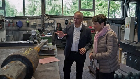 Sonja Faber-Schrecklein besucht eine Schmiede in Pfinztal. Hier werden Klöppen hergestellt.