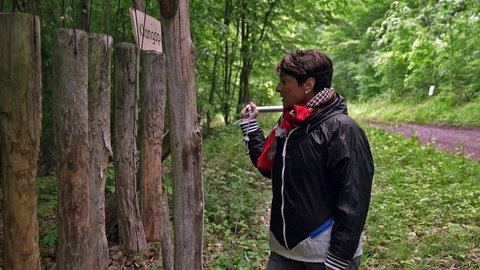 Sonja Faber-Schrecklein spielt ein Klangspiel auf dem Naturerlebnispfad in Pfinztal