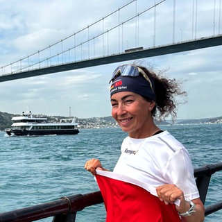 Nazli Hacibayramoglu steht an der Bospurus-Brücke in Istanbul.