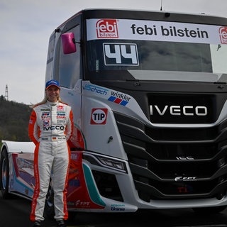 Stephanie Halm vor ihrem Truck auf der Rennstrecke.