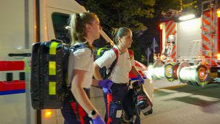 Die Rettungssanitäterinnen Alina Peschers und Stephanie Dahlem vor einem Krankenwagen. Sie arbeiten in der Nachtschicht.