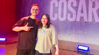 Özcan Cosar und Landesschau-Zuschauerin Hannah stehen Arm in Arm auf einer Bühne.