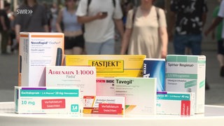 Verschiedene Medikamentpackungen auf einem Tisch