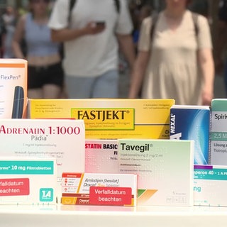 Verschiedene Medikamentpackungen auf einem Tisch
