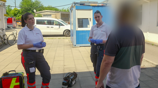 Alina Peschers und Stephanie Dahlem sind als Notfallsanitäterinnen in Freiburg im Einsatz - auch bei extremer Hitze.