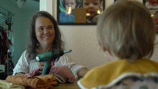 Nadine aus Backnang sitzt mit ihren Kindern am Tisch.