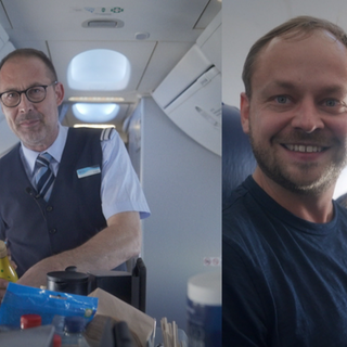 Ein Flugbegleiter und ein Passagier treffen nach 30 Jahren wieder aufeinander