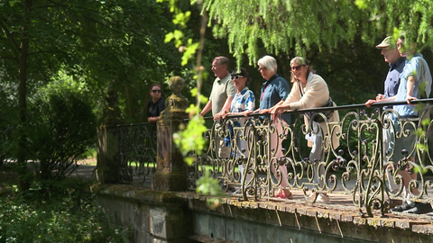 Spaziergänger in einer Parkanlage in Donaueschingen