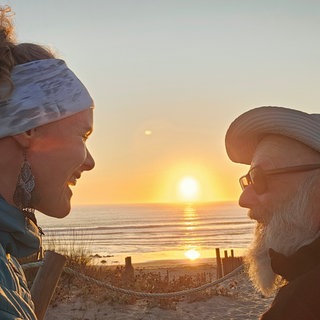 Regina Thum mit ihrem Vater Fritz Thum am Strand bei Sonnenuntergang