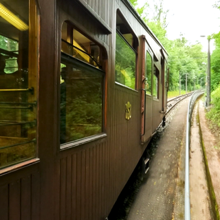 Die Stuttgarter Seilbahn fährt durch einen Wald den Berg zum Waldfriedhof hinauf.