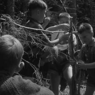Kinder spielen im Wald
