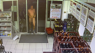 Überwachungsaufnahme eines Kunden, der die Tankstelle nackt betritt.