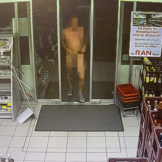 Überwachungsaufnahme eines Kunden, der die Tankstelle nackt betritt.