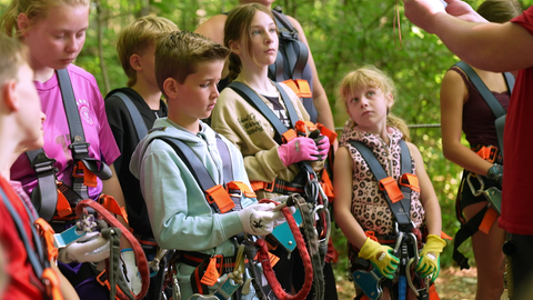 Kinder und Erwachsene bekommen eine Einführung beim Kletterwald in Laichingen.