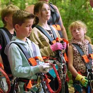 Kinder und Erwachsene bekommen eine Einführung beim Kletterwald in Laichingen.
