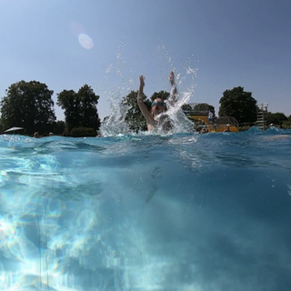 Abkühlung im Freibad.