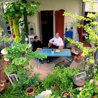 Ingrid und Klaus Renz sitzen auf der Terasse ihrer 60 Quadratmeter Wohnung in Fellbach.