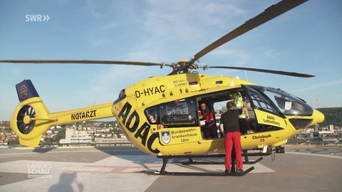 Ein Helikopter steht auf einem Landeplatz