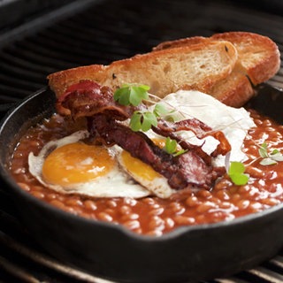 Frühstück vom Grill mit Bohnen, Speck und Spiegeleiern