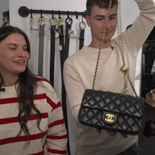 Im Secondhand-Luxusmarke-Laden zeigen die Inhaber eine gefälschte Handtasche